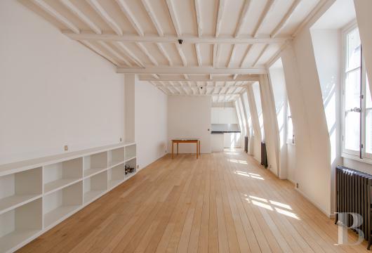 paris - Rue de Bourgogne dans le 7e arrondissement, au 3e et dernier étage,  un pied-à-terre aux prestations raffinées, lumineux et calme